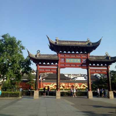 南京，这座历史悠久、文化底蕴丰厚的城市，是中国四大古都之一，也是江苏省的省会。南京拥有着丰富的历史遗迹、美丽的自然风光和独特的民俗文化，吸引了无数游客前来探访。本文将为您提供一份详细的南京旅游攻略，带您领略这座城市的魅力。