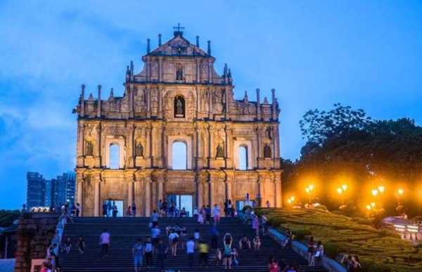 您好,我可以帮您提供一些关于澳门旅行的信息。以下是一些小标题和相关信息: