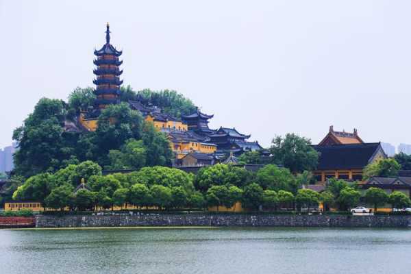 镇江，位于江苏省南部，是一座历史悠久的文化名城。这里风景秀丽，文化底蕴丰厚，旅游资源丰富多样。本文将为大家详细介绍镇江的旅游景点，带您领略这座城市的魅力。