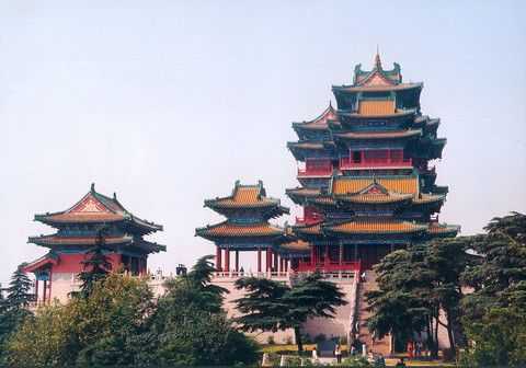 南京，古都名城，历史悠久，文化底蕴丰厚。作为中国历史文化名城之一，南京拥有众多的名胜古迹和美食，吸引了无数游客前来观光旅游。如果你只有一天的时间来游览南京，那么该如何安排行程呢？下面就为大家介绍一下南京一日游攻略自由行。