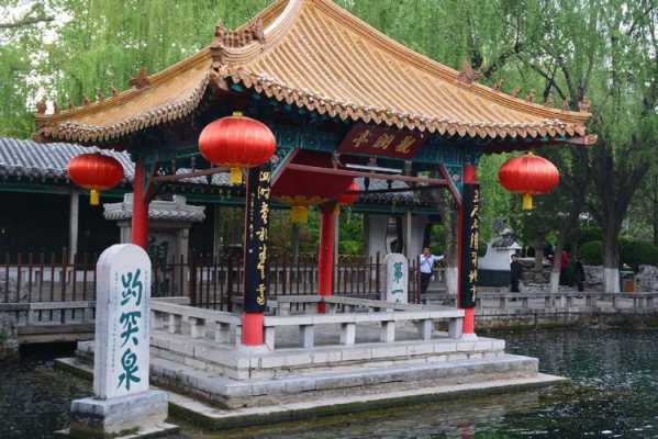 趵突泉，位于中国山东省济南市市中心，是中国四大名泉之一，被誉为“天下第一泉”。趵突泉景区以其独特的泉水、古建筑、历史文化和美丽的自然风光而闻名于世。本文将为您提供一份详细的趵突泉旅游攻略，带您领略这座千年古城的魅力。
