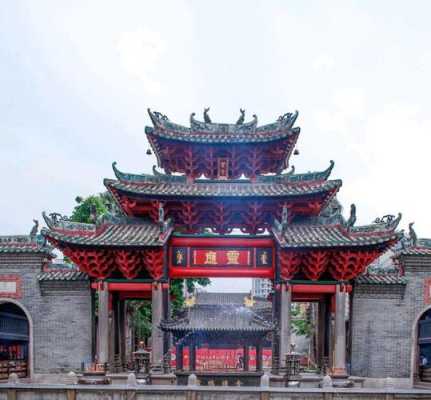 佛山，一个历史悠久、文化底蕴丰厚的广东省城市，是中国南方的经济重镇之一。这里有着众多的名胜古迹、美食和购物场所，吸引了无数游客前来观光旅游。下面就让我们一起来探索佛山的魅力吧！