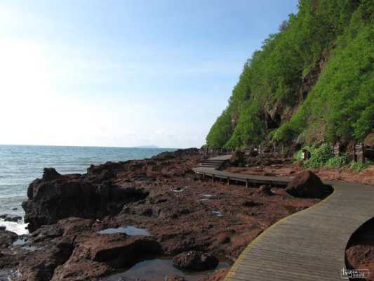 涠洲岛,位于广西壮族自治区北海市北部海域,是中国最大的火山岛。这里有美丽的沙滩、碧蓝的海水、丰富的海鲜和独特的火山地貌,吸引了无数游客前来度假。本文将为您提供一份详细的涠洲岛自助游攻略,带您领略这片神奇的火山岛风光。