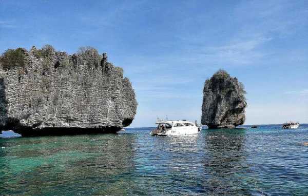 您好，甲米岛是泰国南部的一座岛屿，位于安达曼海。它是泰国最大的岛屿之一，也是泰国最受欢迎的旅游胜地之一。甲米岛以其美丽的海滩、清澈的海水、丰富的海洋生物和壮观的自然风光而闻名于世。以下是甲米岛旅游攻略：