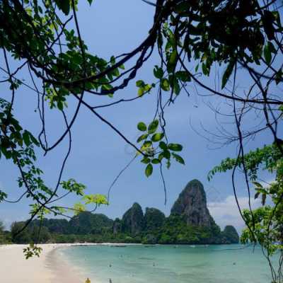 您好，甲米岛是泰国南部的一座岛屿，位于安达曼海。它是泰国最大的岛屿之一，也是泰国最受欢迎的旅游胜地之一。甲米岛以其美丽的海滩、清澈的海水、丰富的海洋生物和壮观的自然风光而闻名于世。以下是甲米岛旅游攻略：