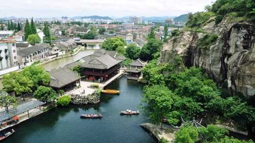 您好，绍兴东湖景区是一个非常美丽的旅游胜地。如果您想了解更详细的信息，可以参考以下攻略：