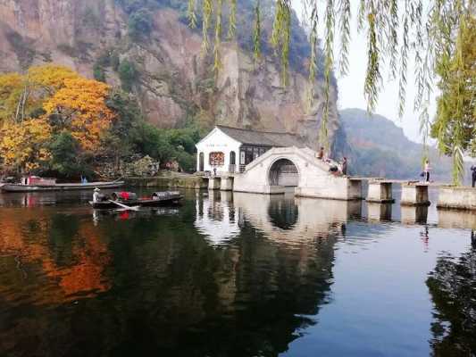 东湖景区是绍兴市著名的旅游景点之一，位于市区东南部，距离市中心约10公里。这里风景秀丽，环境优美，是游客们休闲度假、观光游览的好去处。下面就为大家详细介绍一下东湖景区的旅游攻略。