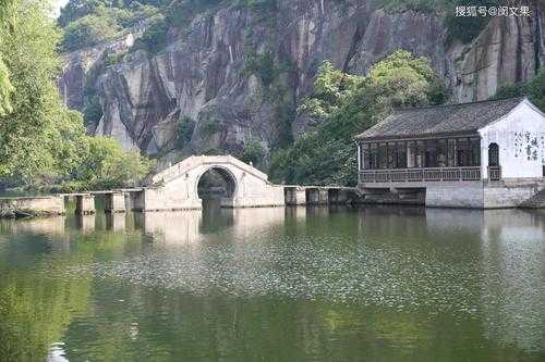 东湖景区是绍兴市著名的旅游景点之一，位于市区东南部，距离市中心约10公里。这里风景秀丽，环境优美，是游客们休闲度假、观光游览的好去处。下面就为大家详细介绍一下东湖景区的旅游攻略。